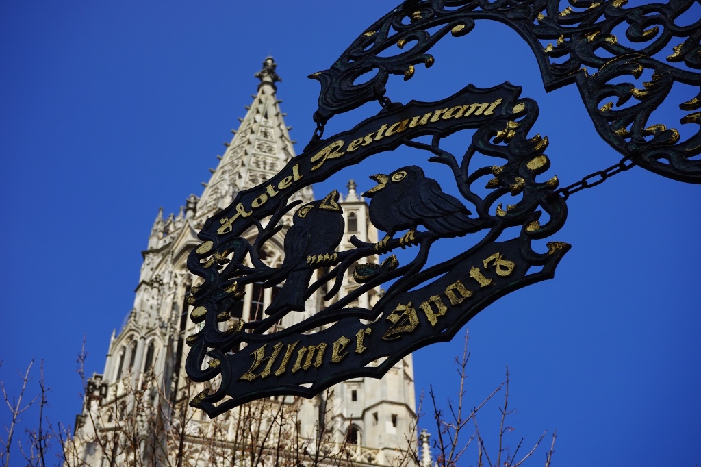Schmiedeeisernes Wappenschild vor dem Ulmer Münster